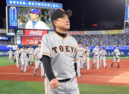　レフトスタンドへのあいさつを終え、引き揚げる原監督
