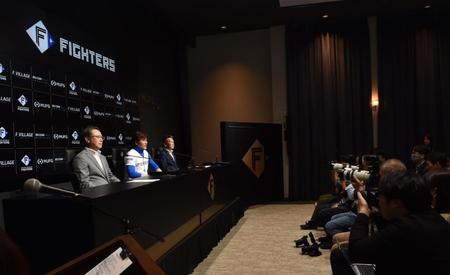 　会見に臨む新庄剛志監督（中央）＝撮影・中島達哉