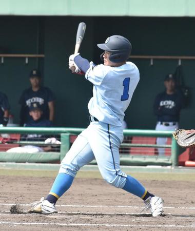 　三回、右前打を放つ太成学院大・田中大聖