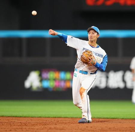 　３回表から二塁の守備位置につく谷内（撮影・中島達哉）