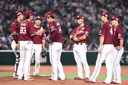　５回、ピンチの則本（左から４人目）の元に集まる楽天内野陣（撮影・園田高夫）
