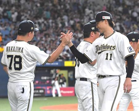　二桁勝利を挙げ、中嶋監督（左）とタッチを交わす山崎福（撮影・北村雅宏）