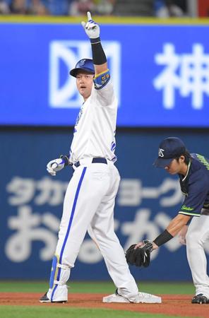 　６回、牧は右中間に適時二塁打を放つ（撮影・佐藤厚）