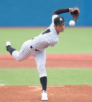 　力投する亜大・草加勝（撮影・吉澤敬太）