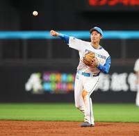 　３回表から二塁の守備位置につく谷内（撮影・中島達哉）