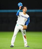 　５回、ライトの守備位置につき、佐藤都を迎える前にスタンドのファンにあいさつし、ベンチに戻る谷内（撮影・中島達哉）