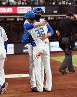 　５回、ライトの守備位置からベンチ前に戻ってきた谷内（３２）を抱きしめる新庄監督（撮影・中島達哉）