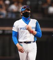 　７回、選手交代を告げる新庄監督（撮影・中島達哉）