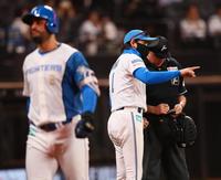 　８回、選手交代を告げる新庄監督（左は空振り三振を喫しベンチに戻るマルティネス）＝撮影・中島達哉