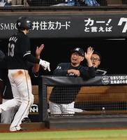　５回、生還した和田（左）を迎える吉井監督（中央）＝撮影・中島達哉