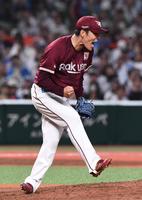 　５回、ピンチを脱しガッツポーズをする則本（撮影・園田高夫）