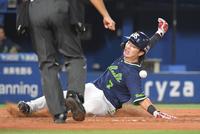 　８回、川端の右前安打で二走・長岡が生還（撮影・佐藤厚）