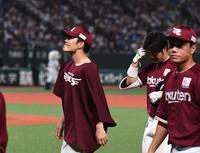 　悔しそうにスコアボードを見上げベンチに引きあげる則本（撮影・園田高夫）