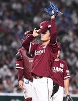 　５回のピンチで汗をぬぐう則本（撮影・園田高夫）