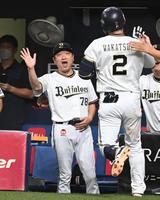 　２回、先制ソロを放った若月（２）を迎える中嶋監督