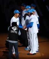 　引退セレモニーで新庄監督（右）と握手を交わす谷内（撮影・中島達哉）