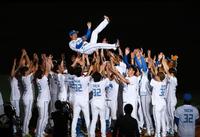 　引退セレモニーで胴上げされる谷内（中央上）＝撮影・中島達哉