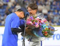 　嶋コーチ（左）から花束を渡され、涙する藤田（撮影・佐藤厚）