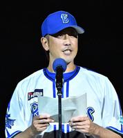 　試合後に行われた引退セレモニーで、涙ながらに手紙を読み上げる藤田