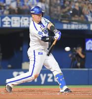 　６回、牧は右中間に適時二塁打を放つ（撮影・佐藤厚）