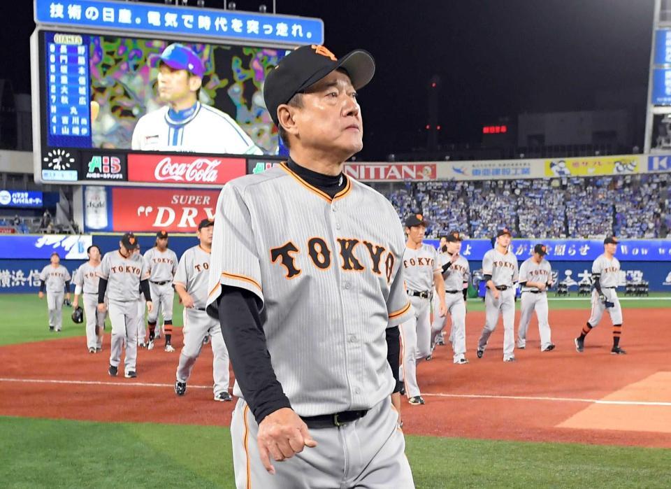 　レフトスタンドへのあいさつを終え、引き揚げる原監督