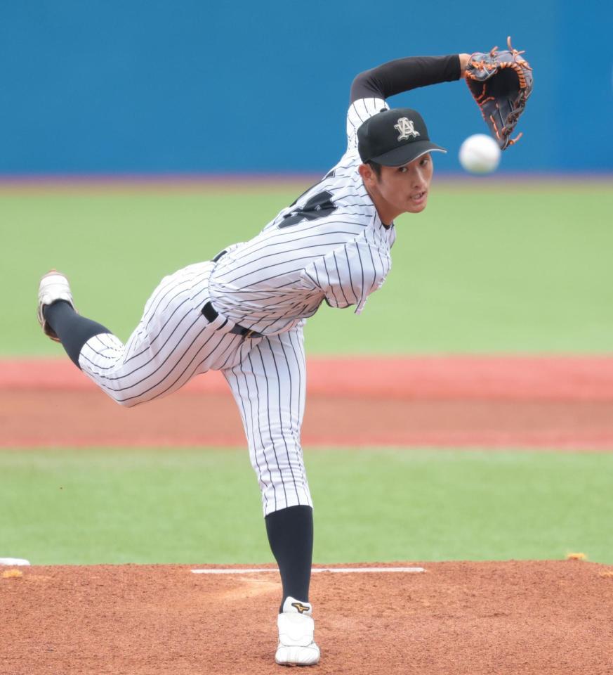 　力投する亜大・草加勝（撮影・吉澤敬太）