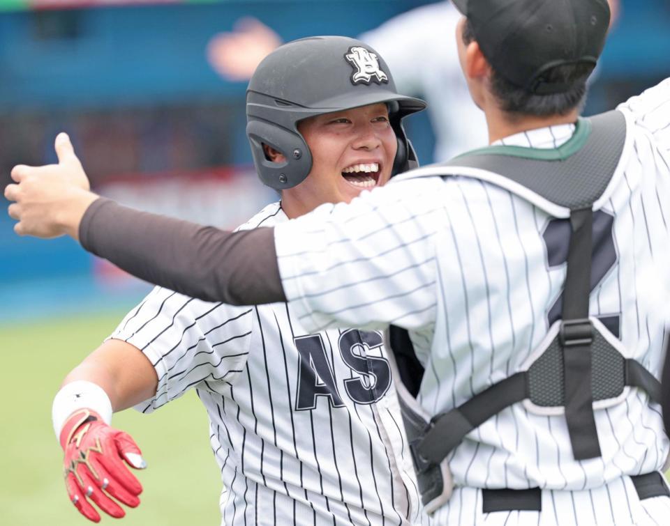 　６回、左越えに２ランを放ち喜ぶ亜大・松浦隆己（左）＝撮影・吉澤敬太