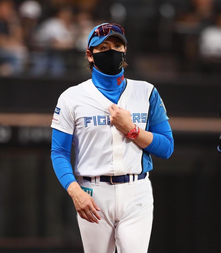 　７回、選手交代を告げる新庄監督（撮影・中島達哉）