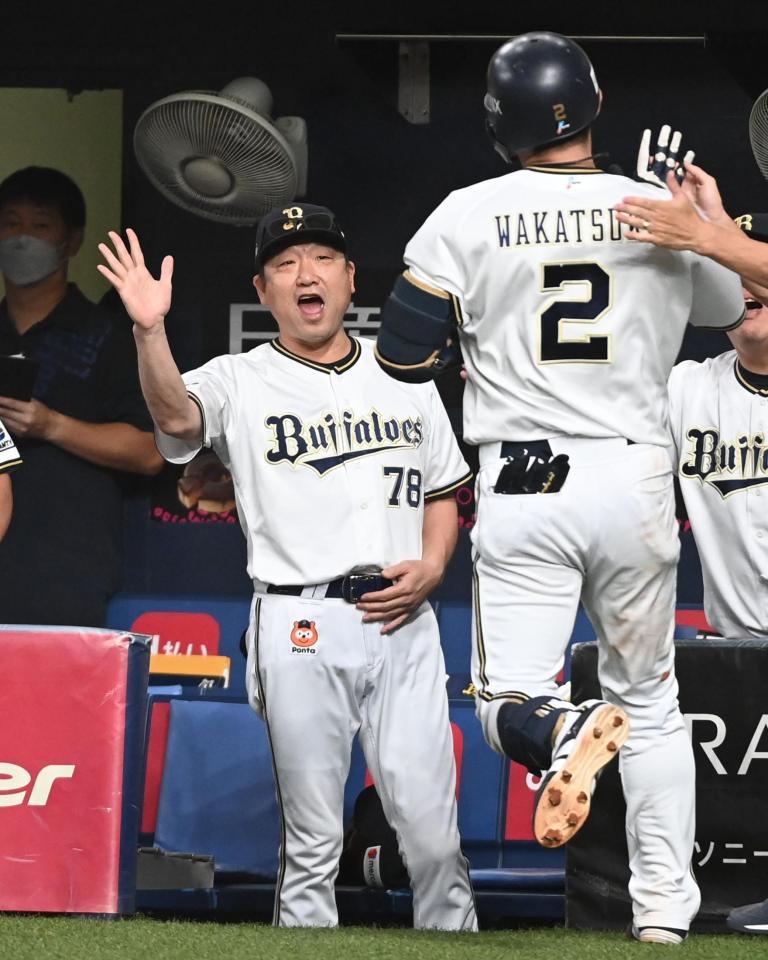 　２回、先制ソロを放った若月（２）を迎える中嶋監督