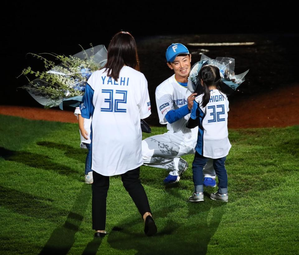 　引退セレモニーで家族から花束を贈られる谷内（中央）＝撮影・中島達哉