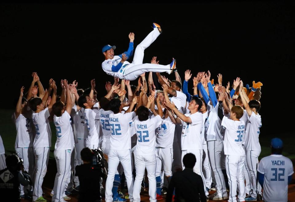 　引退セレモニーで胴上げされる谷内（中央上）＝撮影・中島達哉