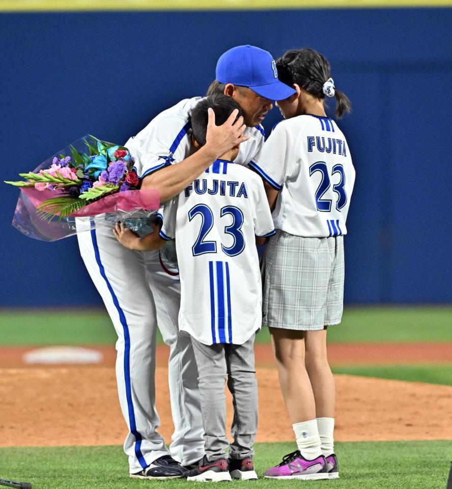 　試合後に行われた引退セレモニーで、子どもたちから花束を贈られる藤田