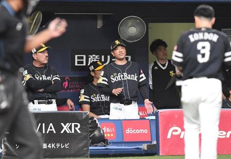 　７回、近藤（３）が一ゴロ併殺打に倒れ、ぶぜんとした表情の藤本監督（左端）＝撮影・北村雅宏