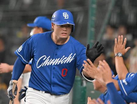 　５回、２ランを放ちナインとタッチを交わす細川（撮影・高部洋祐）