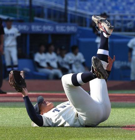 　８回、青学大・小田を三振にしとめた後、足がつり転倒する東洋大・細野（撮影・佐々木彰尚）