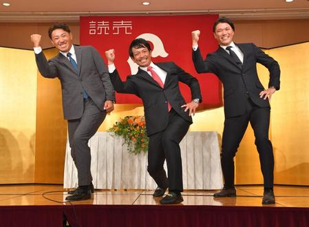 　サプライズで登場した内川聖一氏（左）、坂本（右）と熱男ポーズを決める松田（撮影・西岡正）