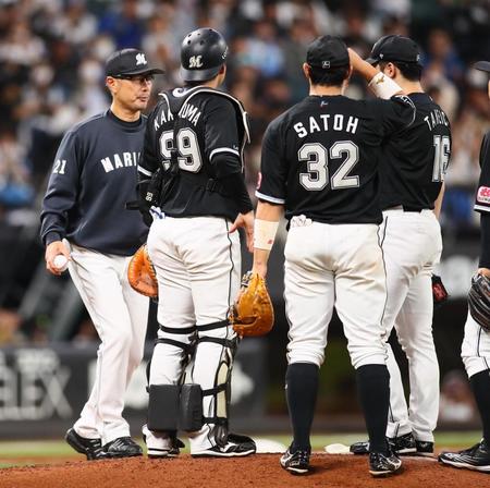 　４回、自らマウンドに向かい、種市（右）に交代を告げる吉井監督（左）＝撮影・中島達哉