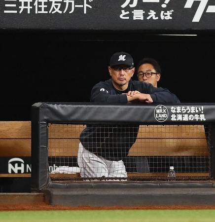 　９回、戦況を見つめる吉井監督（撮影・中島達哉）