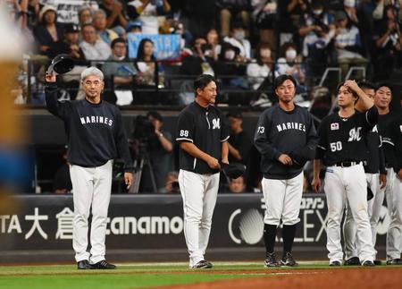 　最終戦を終え、あいさつをする吉井監督（左）＝撮影・中島達哉