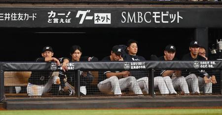 　９回、戦況を見つめるロッテナイン（撮影・中島達哉）