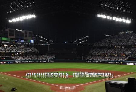 　本拠地最終戦でファンにあいさつする新庄監督（中央下）＝撮影・中島達哉