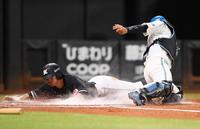 　１回、生還する二走・荻野（捕手・田宮）＝撮影・中島達哉