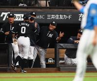 　１回、生還した荻野（０）を迎える吉井監督（右）＝撮影・中島達哉