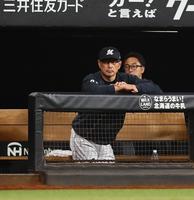 　９回、戦況を見つめる吉井監督（撮影・中島達哉）