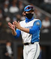 　今季本拠地最終戦を勝利で締め、手をたたく新庄監督（撮影・中島達哉）