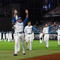 　場内一周しながらスタンドのファンに手を振る新庄監督（左）ら日本ハムナイン（撮影・中島達哉）