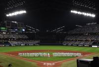 　本拠地最終戦でファンにあいさつする新庄監督（中央下）＝撮影・中島達哉