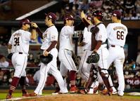 　オリックスを破って３位に浮上し、喜ぶ楽天ナイン
