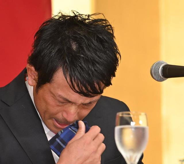 【写真】会見で号泣する松田「１軍でプレーしても結果を残せなかった」悔しさにじませる