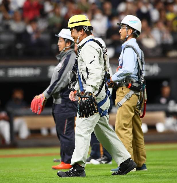 日本ハム　エスコン建設関係者が作業着姿で始球式　スタンドからは大きな拍手